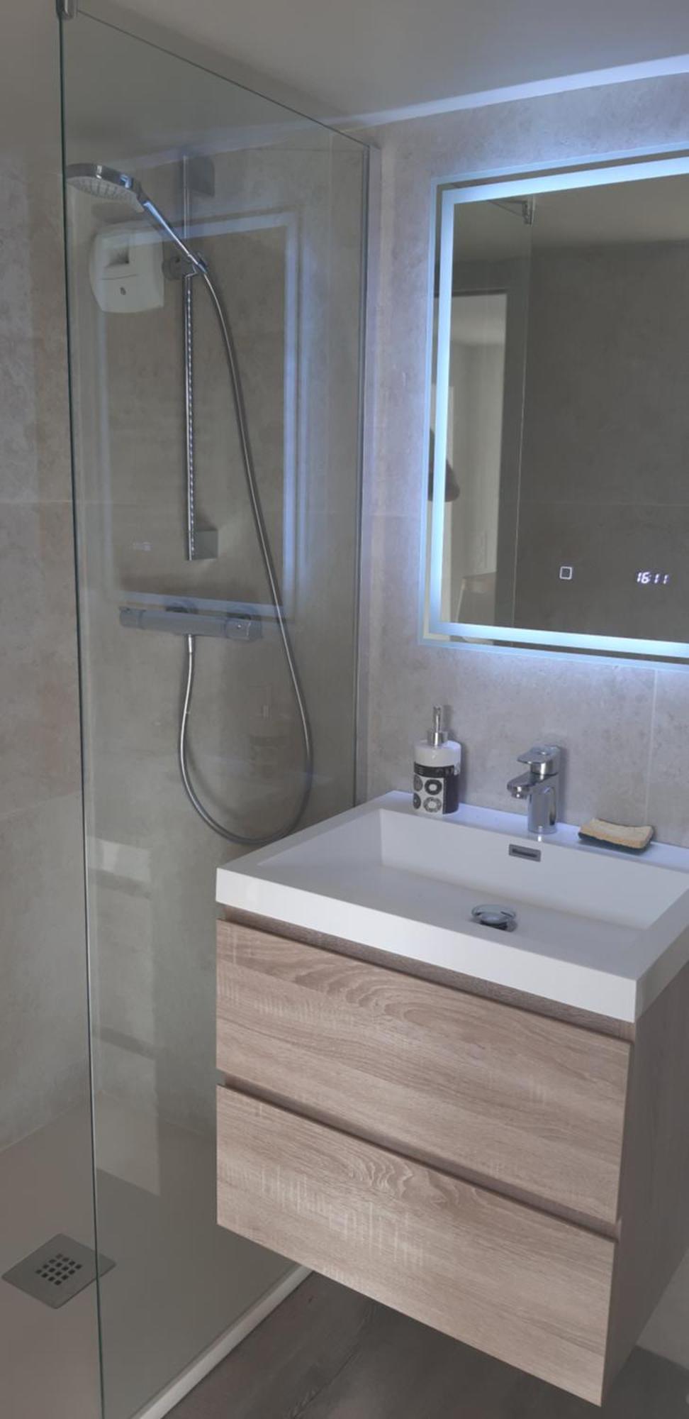 Apartment Meuble 2p 40 M2 Dans Avec Piscine A Vallauris, 4 Km De La